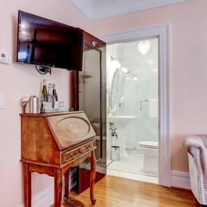Hair dryer, towels - Portland's White House Bed & Breakfast -- The Ike & Mamie Room (Portland)