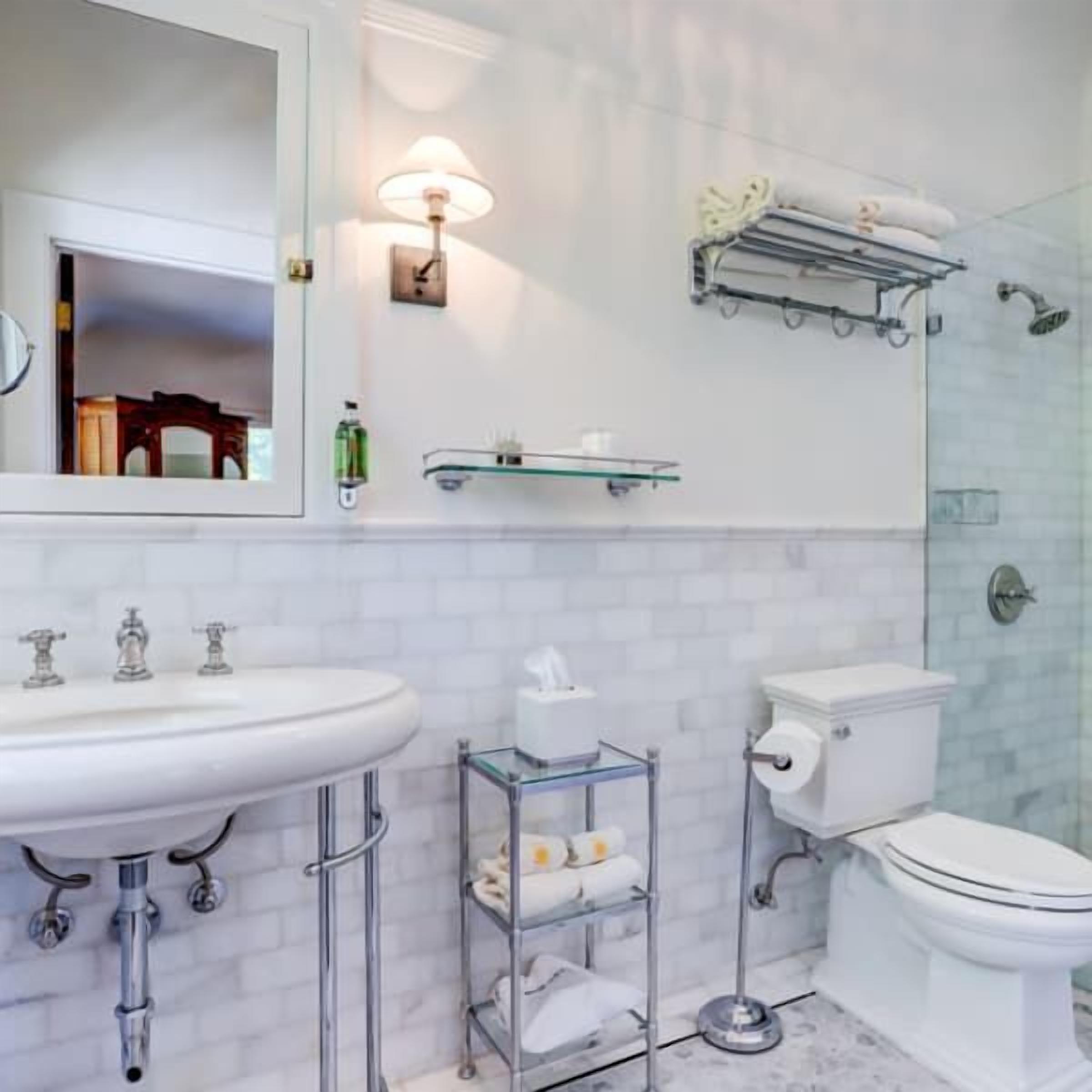 Douche, sèche-cheveux, serviettes fournies