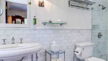 Douche, sèche-cheveux, serviettes fournies