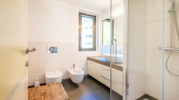 Douche, sèche-cheveux, bidet, serviettes fournies