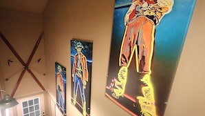 Een trap met drie kunstwerken in lijsten aan de muur.