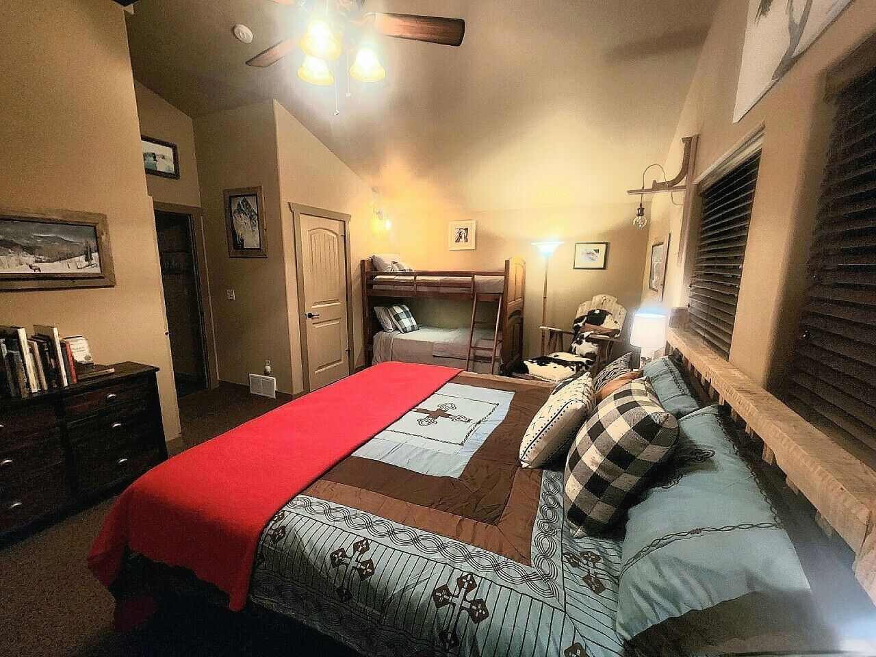 2 slaapkamers, een strijkplank/strijkijzer, wifi, beddengoed