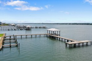 A marina with multiple docks and covered structures. - Sea Oats J206 Large 2 bedroom 2 bath Pool,Waterfront,Beach access,Pet friendly (Gulf Shores)