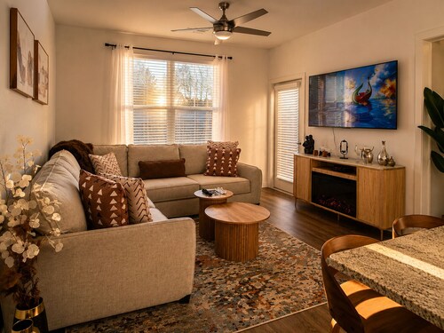King Bed + Saltwater Pool, 8 Min to Airport