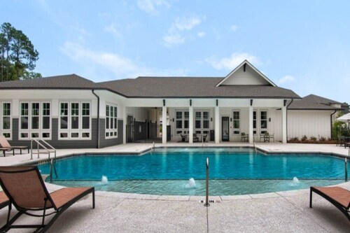 King Bed + Saltwater Pool, 8 Min to Airport