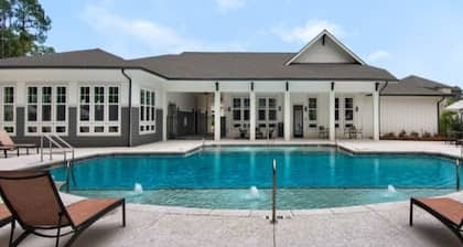 King Bed + Saltwater Pool, 8 Min to Airport
