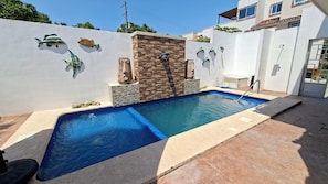 Outdoor pool, pool umbrellas, sun loungers - Bungalows Huerta del Mar (Santa Cruz)