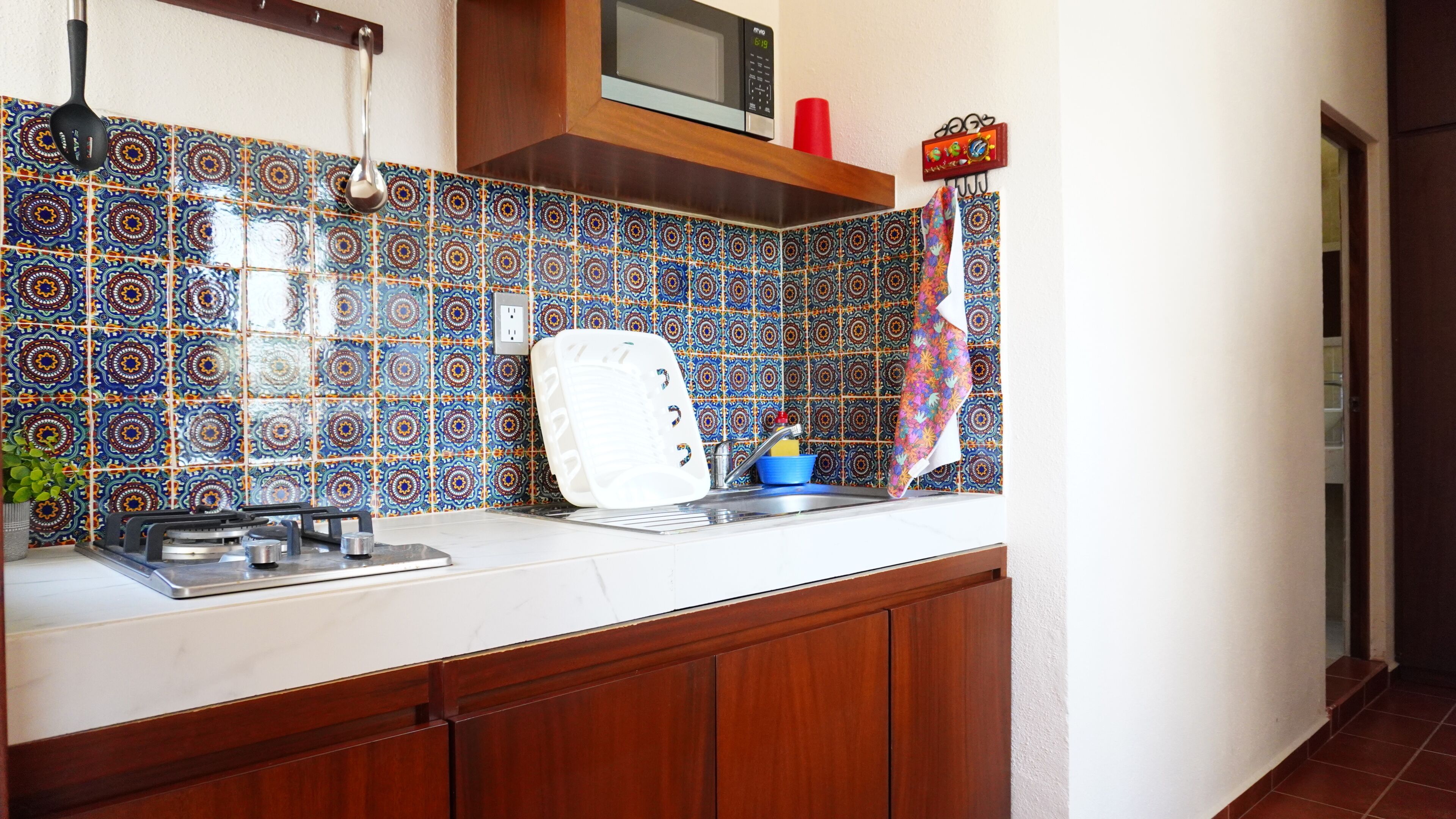 Economy Apartment | Private kitchen | Fridge, microwave, cookware/dishes/utensils