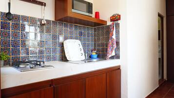 Economy Apartment | Private kitchen | Fridge, microwave, cookware/dishes/utensils
