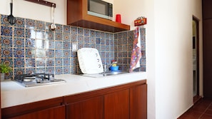 Economy Apartment | Private kitchen | Fridge, microwave, cookware/dishes/utensils - Bungalows Huerta del Mar (Santa Cruz)