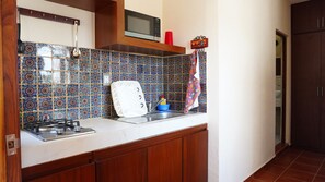 Appartement Économique | Cuisine privée | Réfrigérateur, micro-ondes, batterie de cuisine, vaisselle et ustensiles