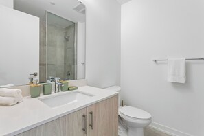 Hair dryer, towels, soap, toilet paper - Home Richmond Hill 2bed2bath | Parking (Richmond Hill)