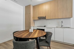 Private kitchen - Home Richmond Hill 2bed2bath | Parking (Richmond Hill)