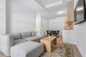 Living area - Home Richmond Hill 2bed2bath | Parking (Richmond Hill)
