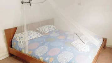2 bedrooms, iron/ironing board, bed sheets