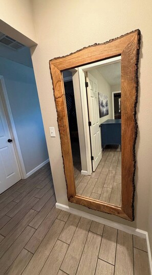A mirror with a wooden frame mounted on a wall. -  Monte Mariposa Casita:Near Yosemite,3 Private Acres,King Suite,2 Fire Pits (Mariposa)