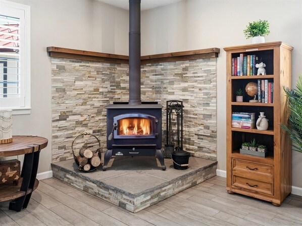 A cozy reading nook to relax and enjoy.  -  Monte Mariposa Casita:Near Yosemite,3 Private Acres,King Suite,2 Fire Pits (Mariposa)
