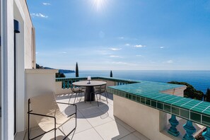 Outdoor dining - Vrbo Property (Nice)