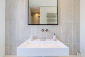 Bathroom - Vrbo Property (Nice)