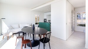 A modern interior with a dining area, sofa, and kitchen. - Magnificent apartment (Nice)