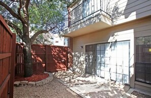 Property grounds - Cozy Condominium near the heart of Addison (Dallas)