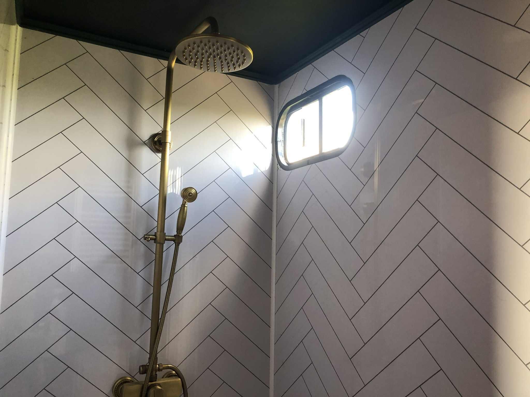Douche, serviettes fournies, savon, papier toilette