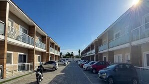 Un aparcamiento de varios pisos con coches estacionados a ambos lados.