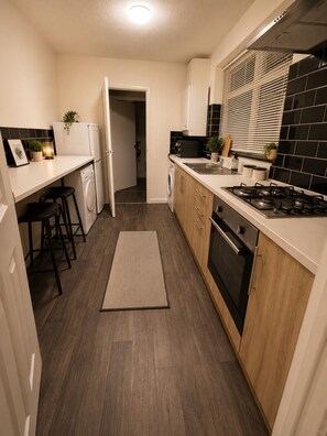 Private kitchen - The Crew House | Contractor base | Free Parking | Weekly & Monthly Discounts (Sunderland)
