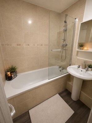 Bathroom - The Crew House | Contractor base | Free Parking | Weekly & Monthly Discounts (Sunderland)