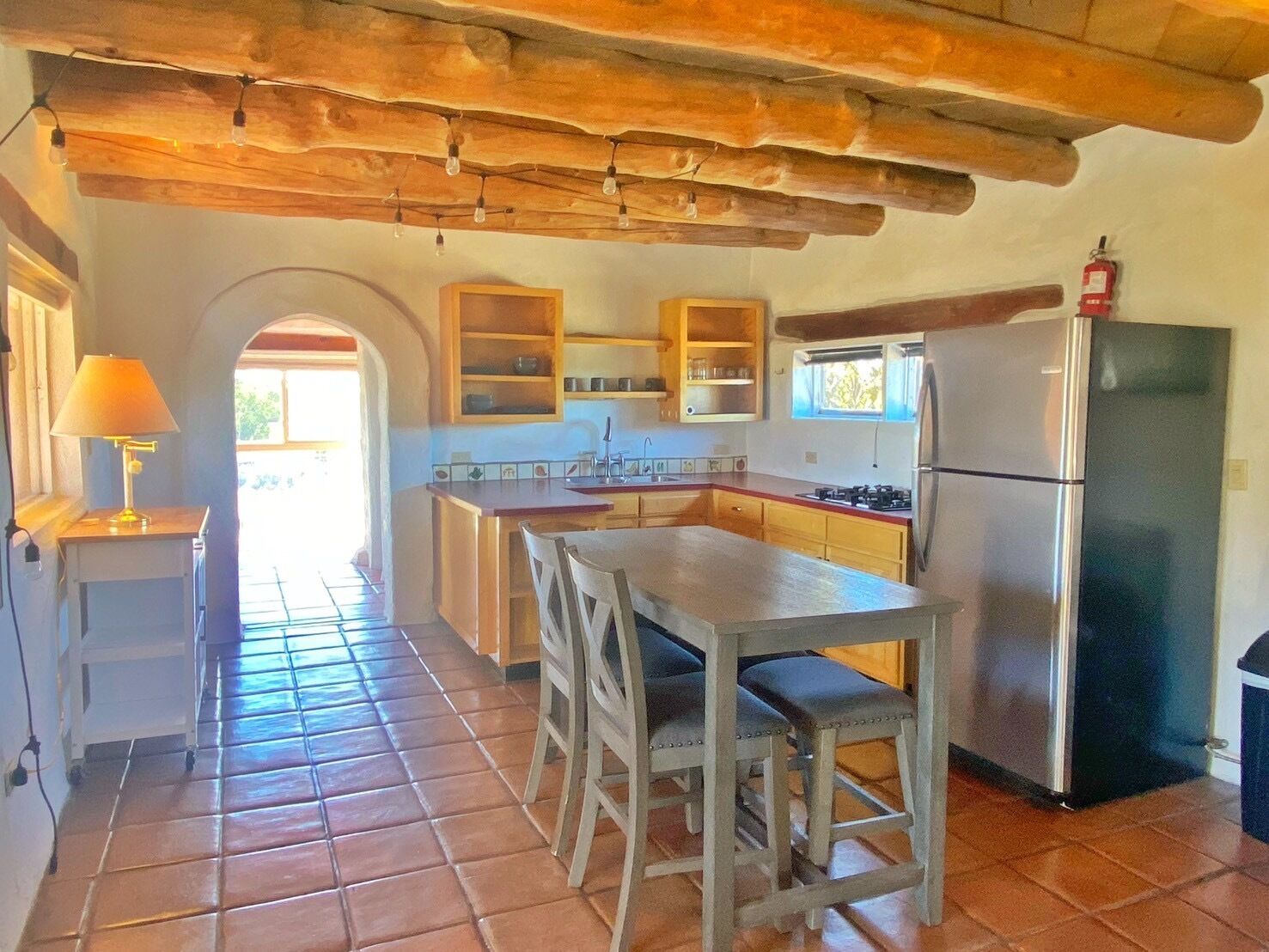 Refrigerador, microondas, parrilla de estufa y utensilios de cocina 