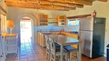 Refrigerador, microondas, parrilla de estufa y utensilios de cocina