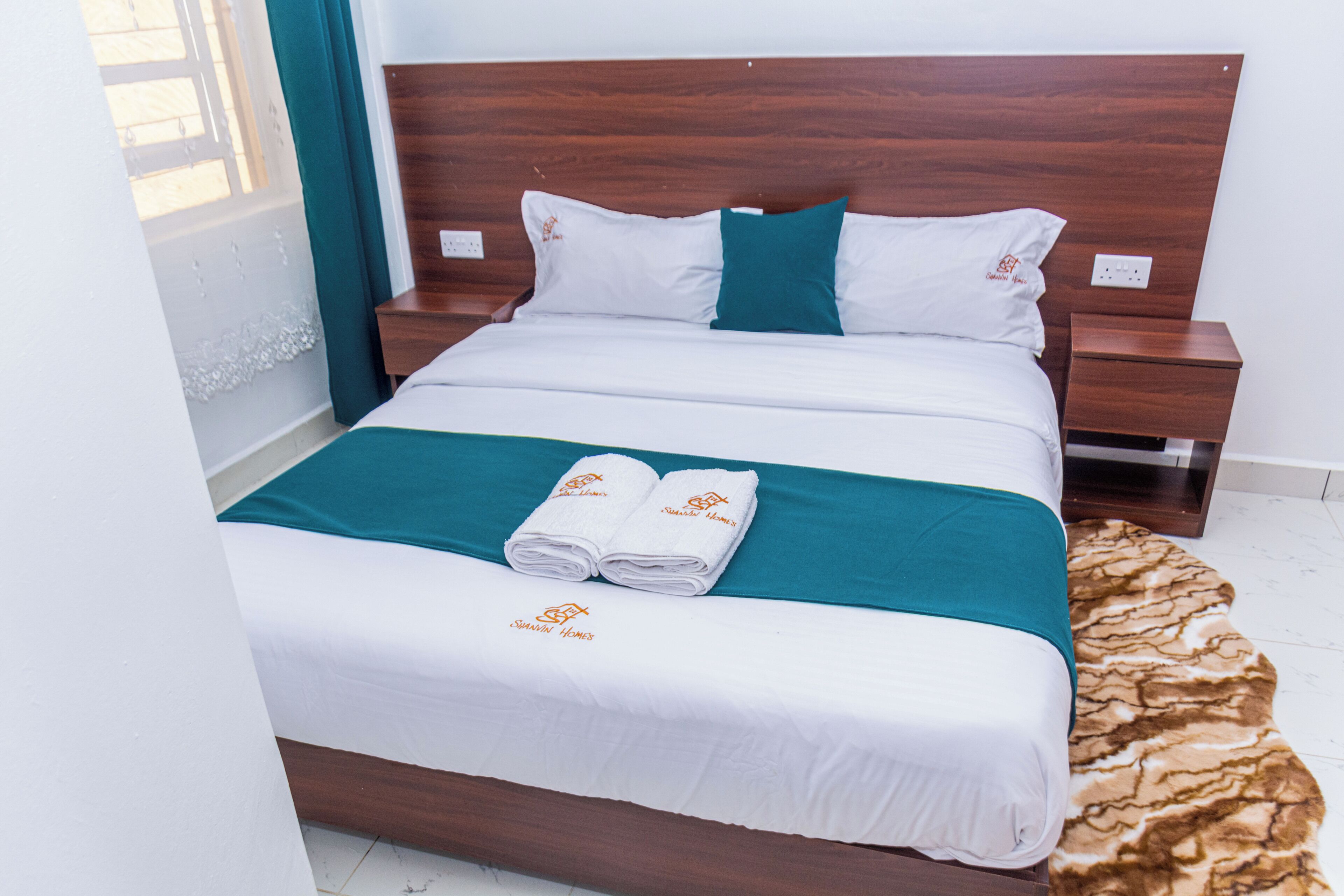 Tabla de planchar con plancha, wifi, ropa de cama