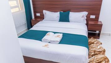 Tabla de planchar con plancha, wifi, ropa de cama