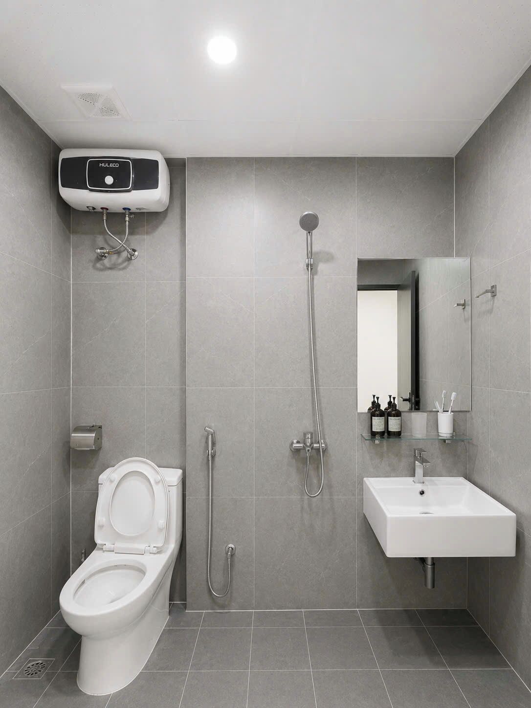 Shower, rainfall showerhead, free toiletries, hair dryer