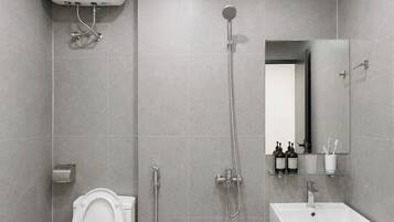 Shower, rainfall showerhead, free toiletries, hair dryer