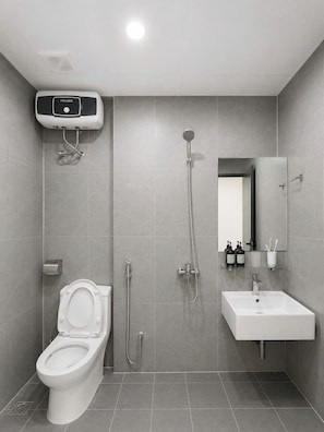 A modern bathroom with a toilet, shower, and sink. - Dreamora Serenity Hotel & Residence (Ba Dinh)
