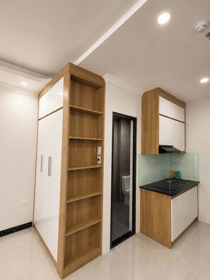 Una cocina moderna con encimera negra y muebles de madera.