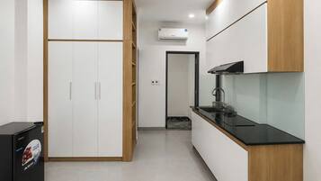 Deluxe Double Room, City View | Living area