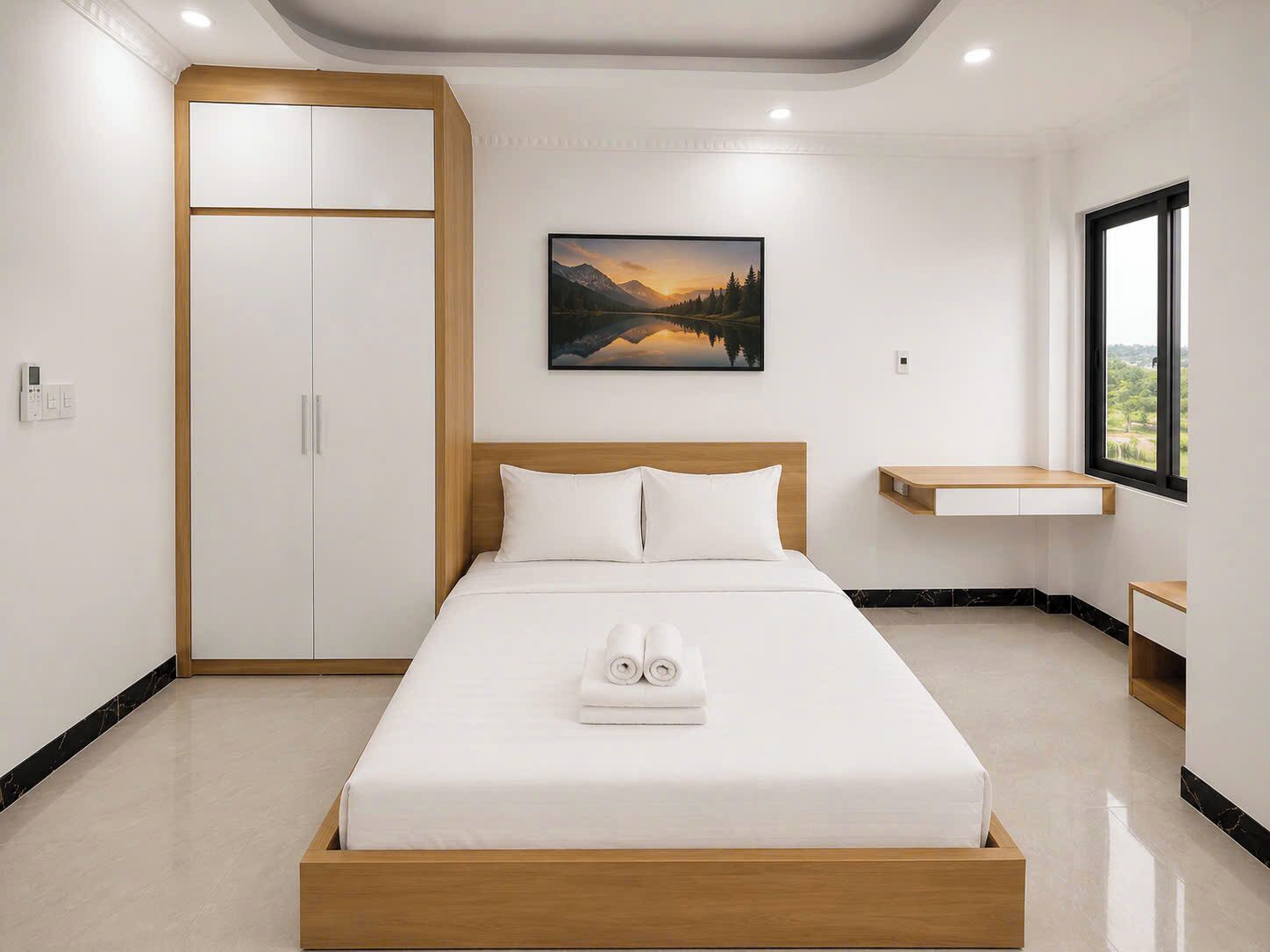 Une chambre d’hôtel moderne avec un lit, un tableau, une armoire et une fenêtre.