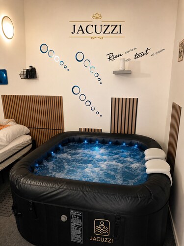 🌿 Oasis Ambre – Suite Bien-Être avec Jacuzzi Privatif 🌿