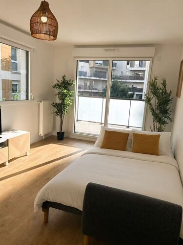Brand New Family Apartment, Terrace & Parking, 15 min from Disneyland