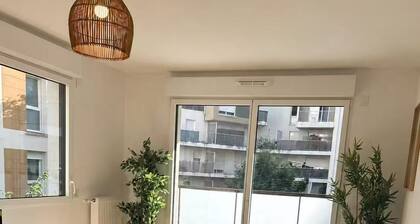 Brand New Family Apartment, Terrace & Parking, 15 min from Disneyland