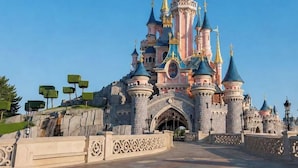 Une structure ressemblant à un château, dotée de plusieurs tours et d’une entrée centrale.