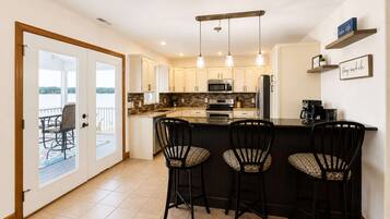 House, Multiple Beds (It's A Shore Thing) | Private kitchen