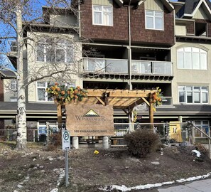 Exterior - W406- New! Loft Style Apt with Amazing MTN View (Canmore)
