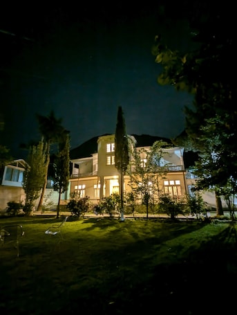 外観. Peaceful 2-bedroom house in Gilgit-Baltistan perfect for relaxing stays