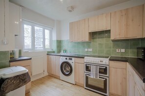 Apartment, eigenes Bad, Kanalblick | Eigene Küche