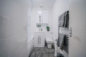 Apartment, eigenes Bad, Kanalblick | Badezimmer | Kostenlose Toilettenartikel, Seife, Shampoo, Toilettenpapier