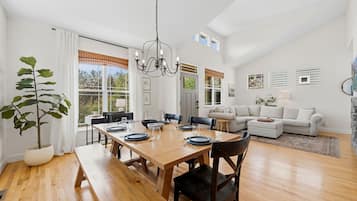 House, Multiple Beds, Garden View (Old Town North Retreat) | Dining