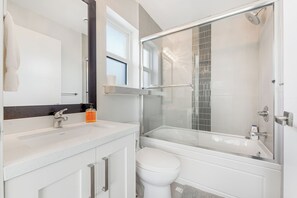 Haartrockner, Handtücher, Seife, Toilettenpapier